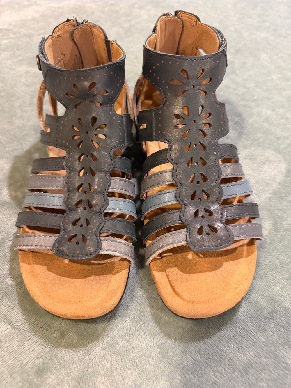 EARTH Etbennie Blue/ Grey Cutout Gladiator Sandals, size 7